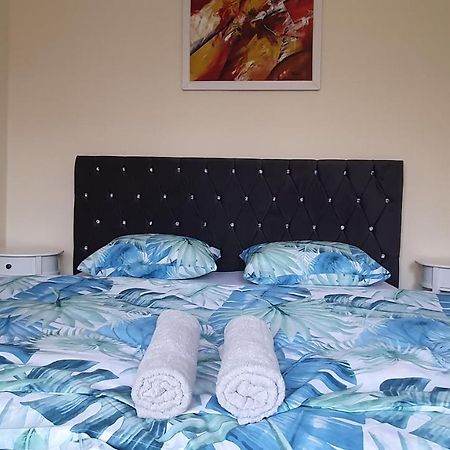 Ferienwohnung Apartament Estera Oradea Exterior foto
